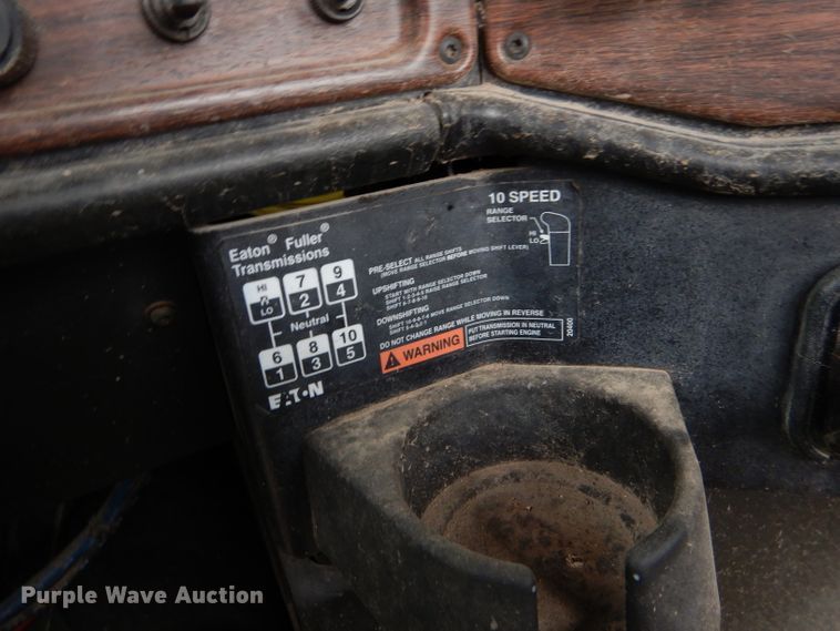 image for item FT9746 2001 Freightliner FLD semi truck