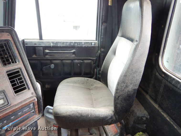 image for item FT9746 2001 Freightliner FLD semi truck