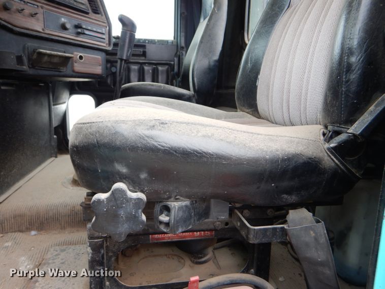 image for item FT9746 2001 Freightliner FLD semi truck