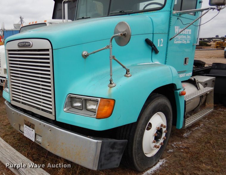 image for item FT9746 2001 Freightliner FLD semi truck