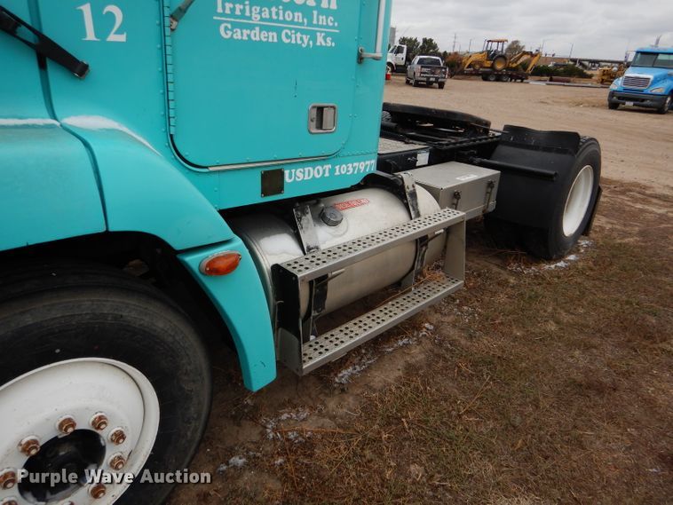 image for item FT9746 2001 Freightliner FLD semi truck