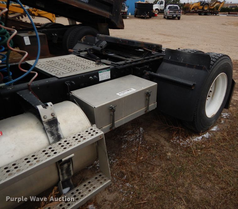 image for item FT9746 2001 Freightliner FLD semi truck