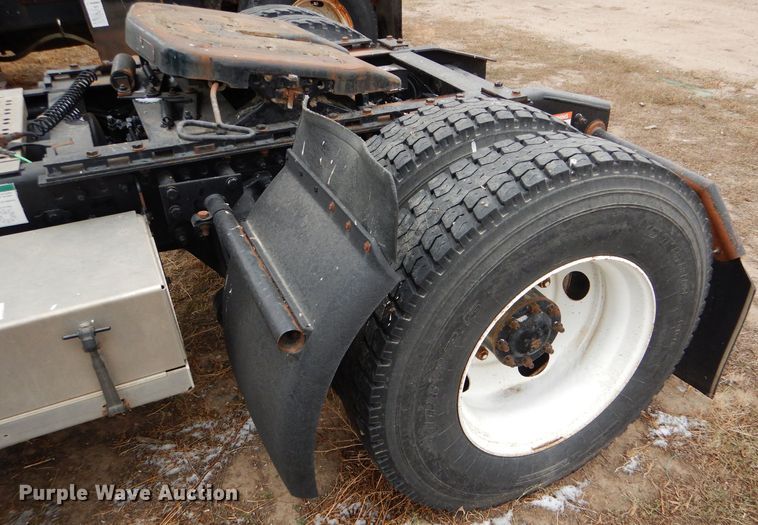 image for item FT9746 2001 Freightliner FLD semi truck