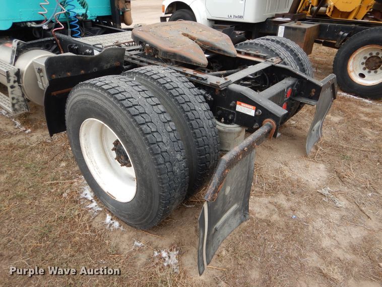 image for item FT9746 2001 Freightliner FLD semi truck