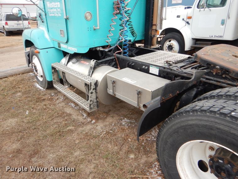 image for item FT9746 2001 Freightliner FLD semi truck