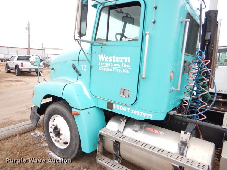 image for item FT9746 2001 Freightliner FLD semi truck