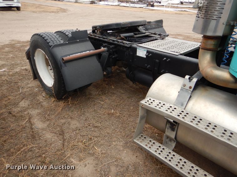 image for item FT9746 2001 Freightliner FLD semi truck