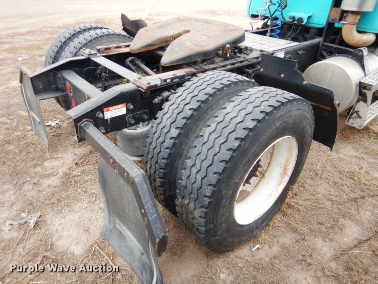 image for item FT9746 2001 Freightliner FLD semi truck