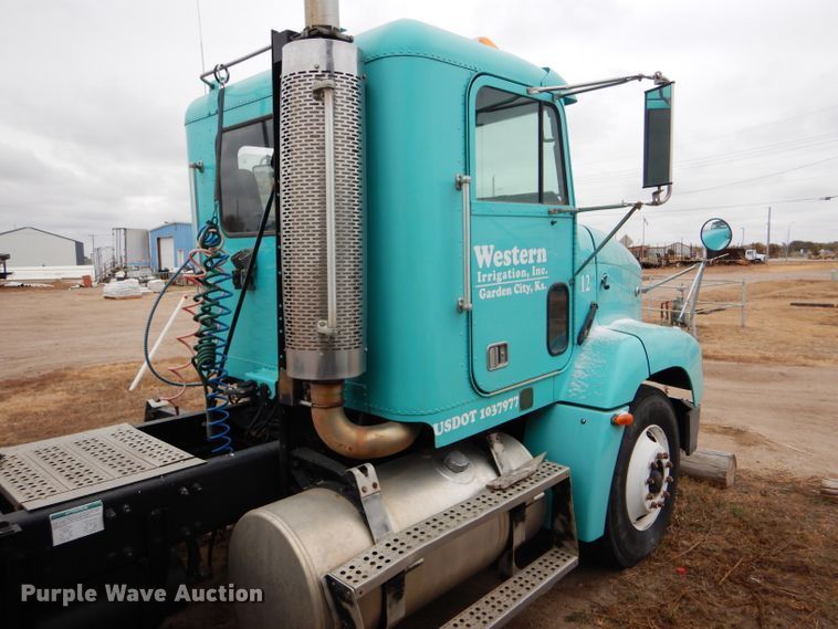 image for item FT9746 2001 Freightliner FLD semi truck