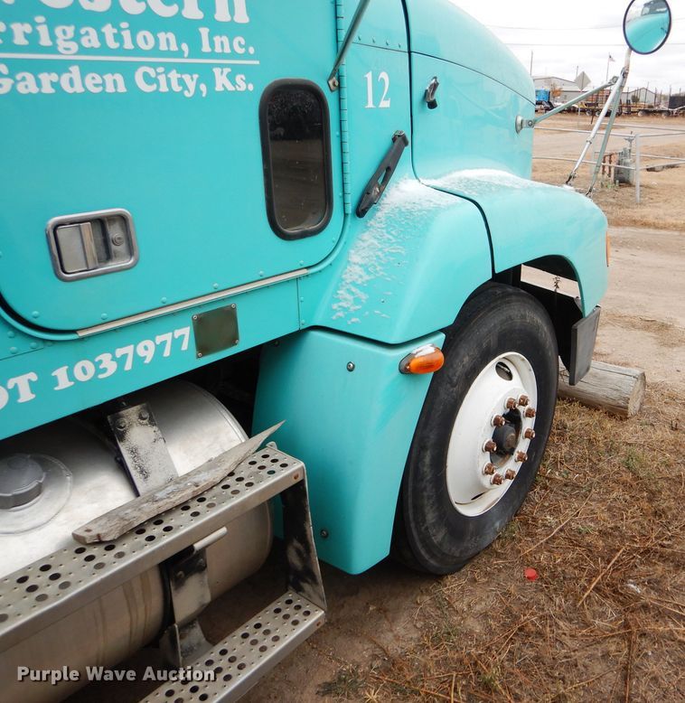 image for item FT9746 2001 Freightliner FLD semi truck