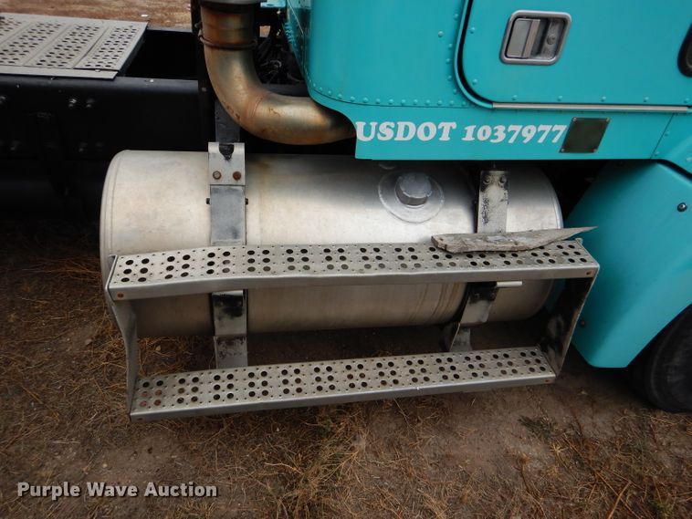 image for item FT9746 2001 Freightliner FLD semi truck