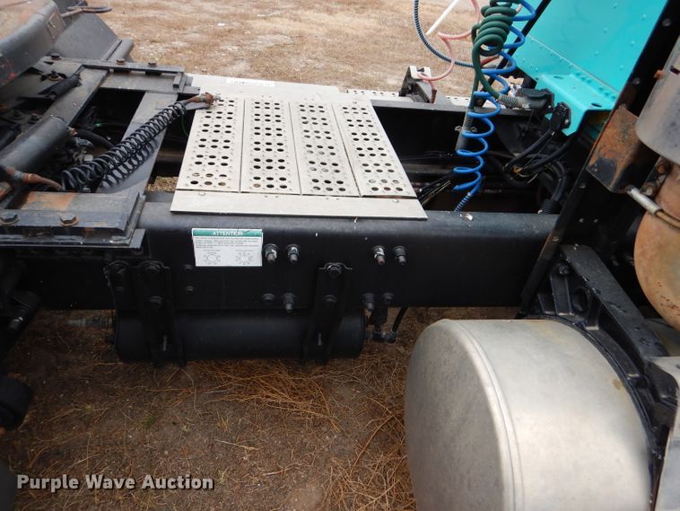 image for item FT9746 2001 Freightliner FLD semi truck