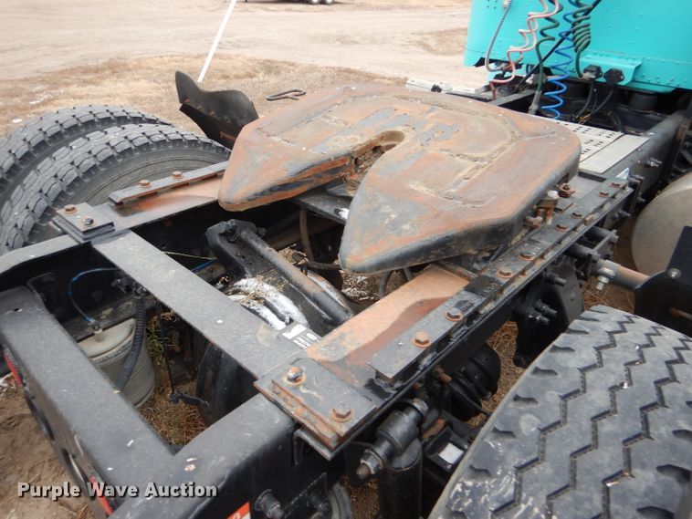 image for item FT9746 2001 Freightliner FLD semi truck