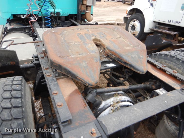 image for item FT9746 2001 Freightliner FLD semi truck