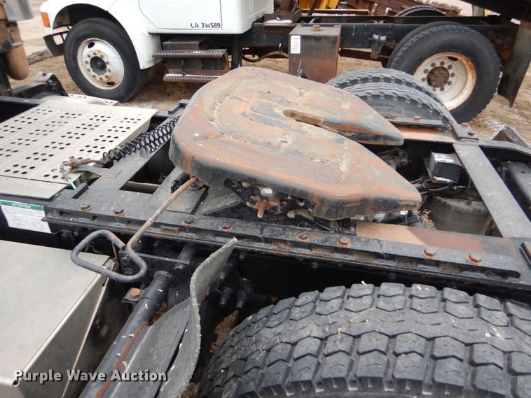 image for item FT9746 2001 Freightliner FLD semi truck