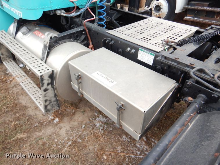 image for item FT9746 2001 Freightliner FLD semi truck