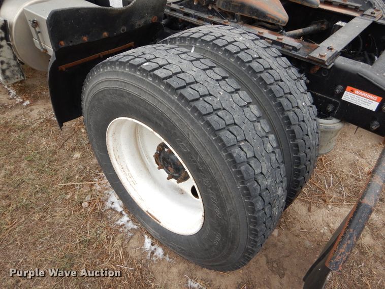 image for item FT9746 2001 Freightliner FLD semi truck