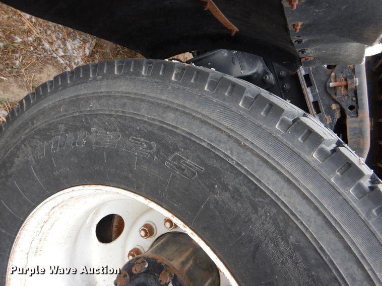 image for item FT9746 2001 Freightliner FLD semi truck