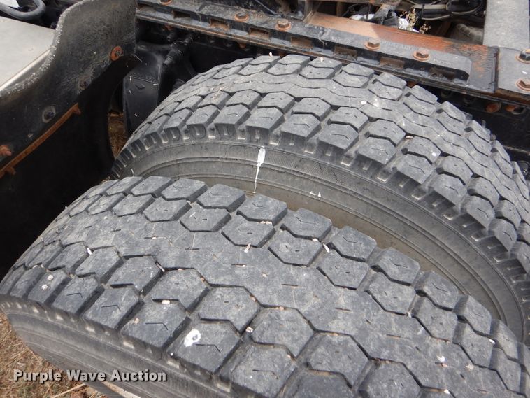 image for item FT9746 2001 Freightliner FLD semi truck