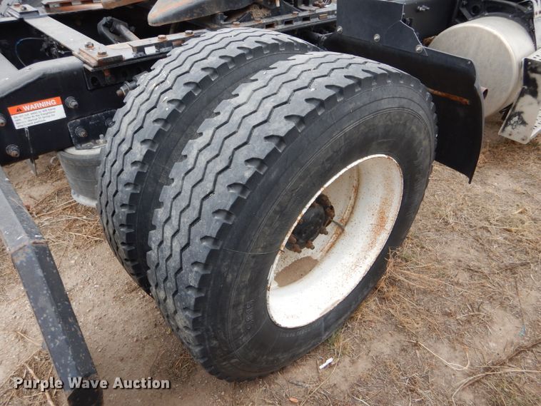 image for item FT9746 2001 Freightliner FLD semi truck