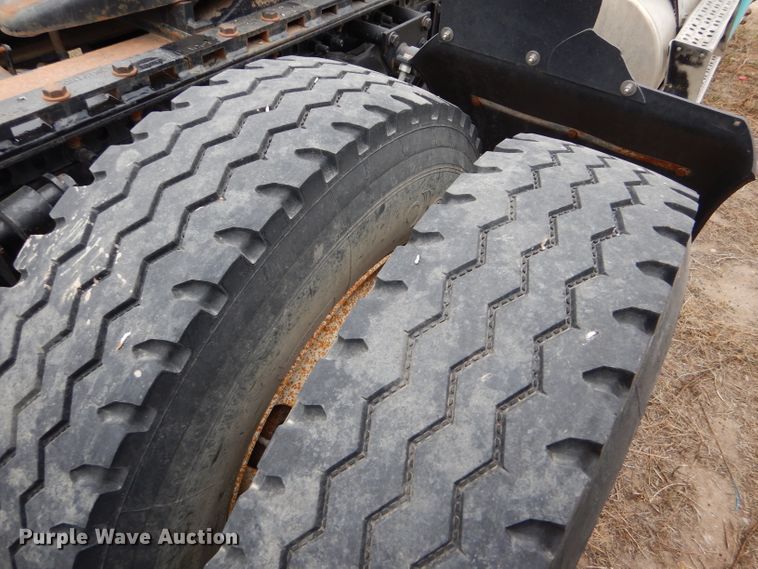 image for item FT9746 2001 Freightliner FLD semi truck