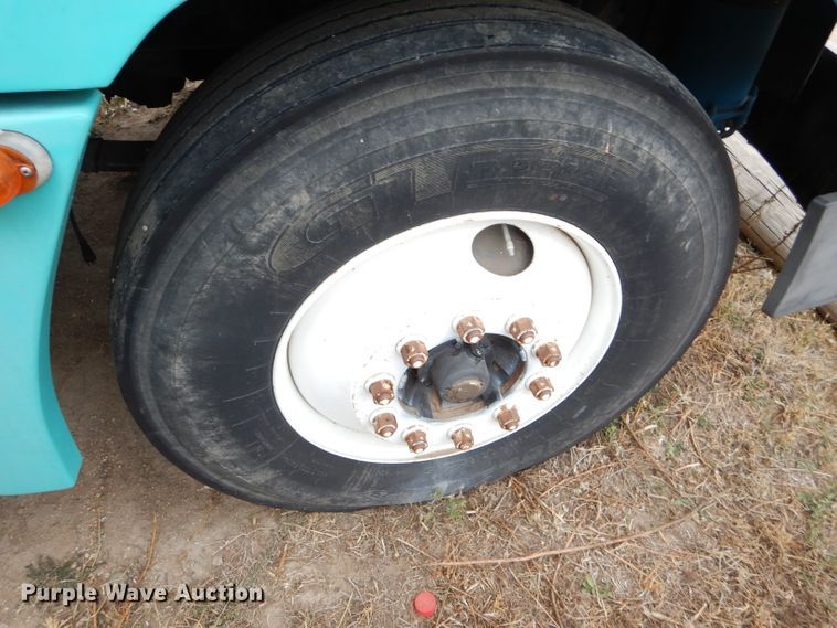 image for item FT9746 2001 Freightliner FLD semi truck