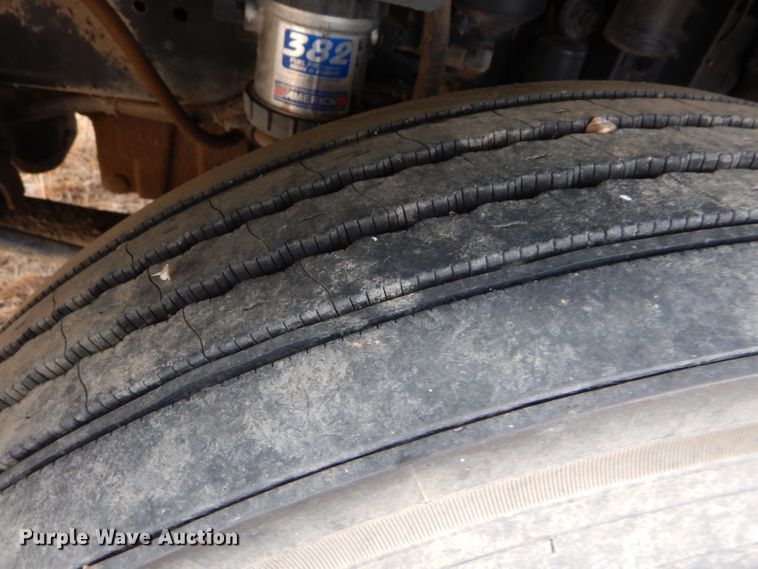 image for item FT9746 2001 Freightliner FLD semi truck