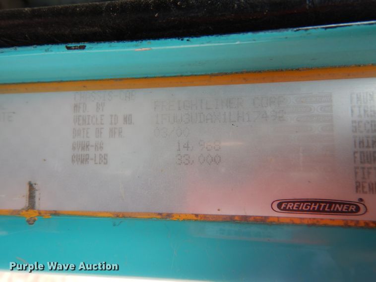 image for item FT9746 2001 Freightliner FLD semi truck