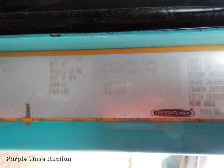 image for item FT9746 2001 Freightliner FLD semi truck