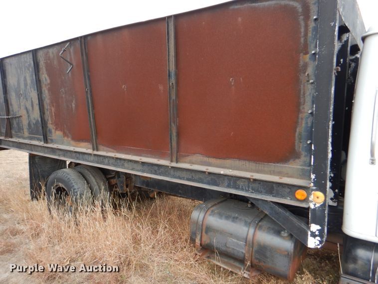 image for item FT9747 1979 International 1724 dump truck