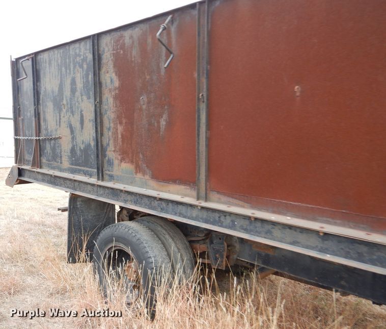 image for item FT9747 1979 International 1724 dump truck