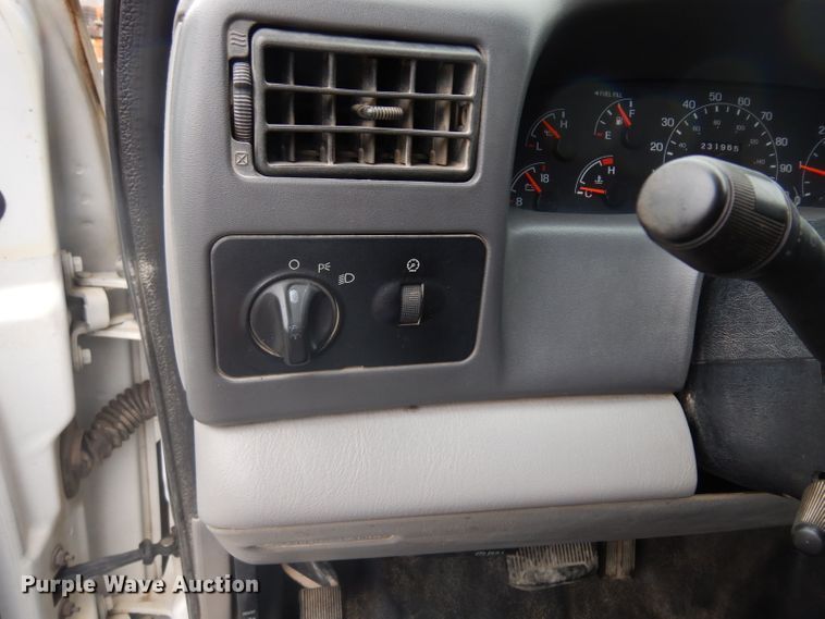 image for item GI9470 2001 Ford F350 Super Duty Crew Cab pickup truck