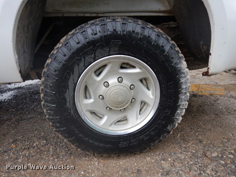 image for item GI9470 2001 Ford F350 Super Duty Crew Cab pickup truck