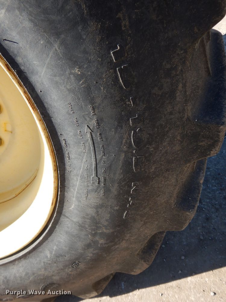 image for item GJ9904 2006 John Deere 3320 MFWD tractor