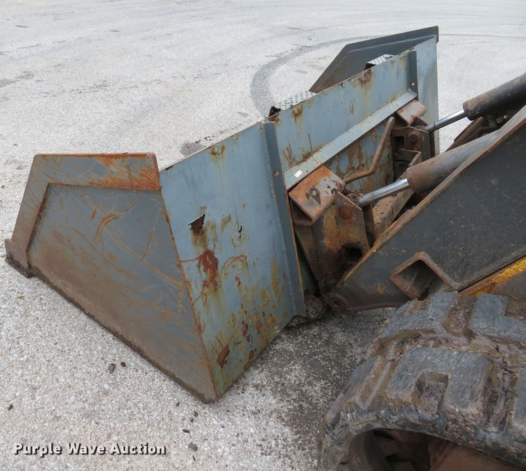 image for item DH1660 2005 New Holland LT185B skid steer