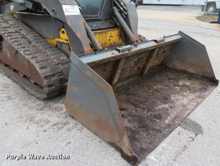 image for item DH1660 2005 New Holland LT185B skid steer