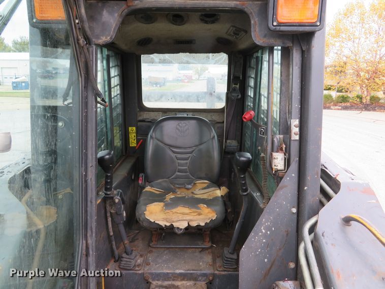 image for item DH1660 2005 New Holland LT185B skid steer