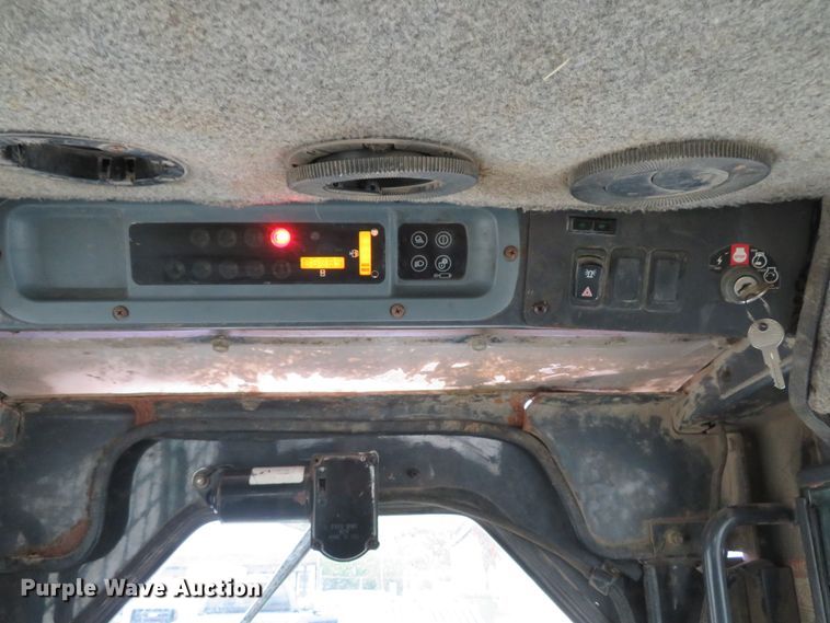 image for item DH1660 2005 New Holland LT185B skid steer