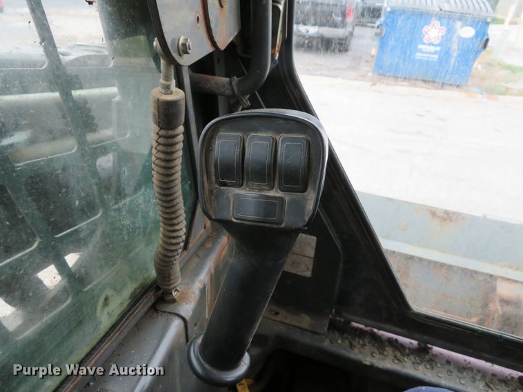 image for item DH1660 2005 New Holland LT185B skid steer