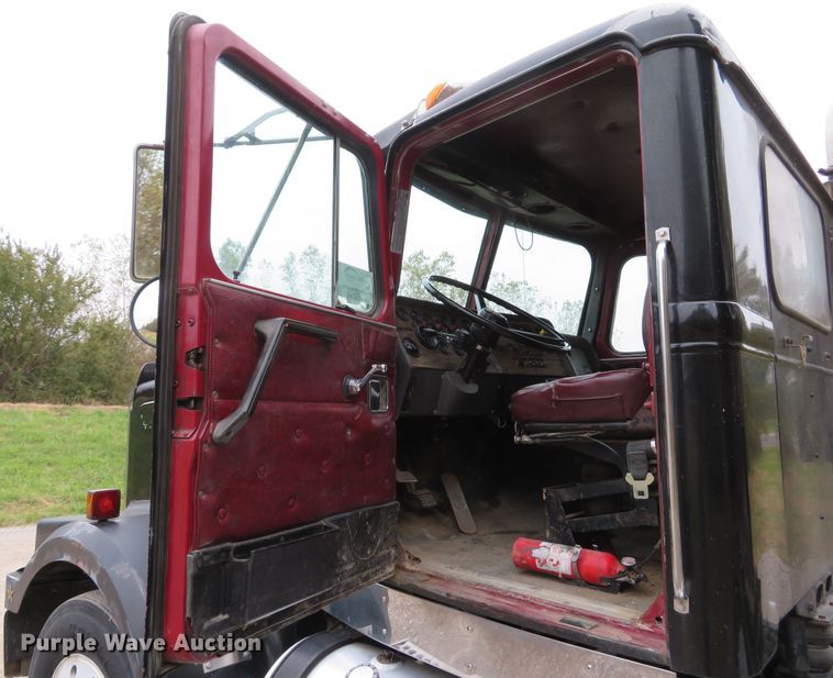 image for item DH1670 1993 Western Star 4964F dump truck