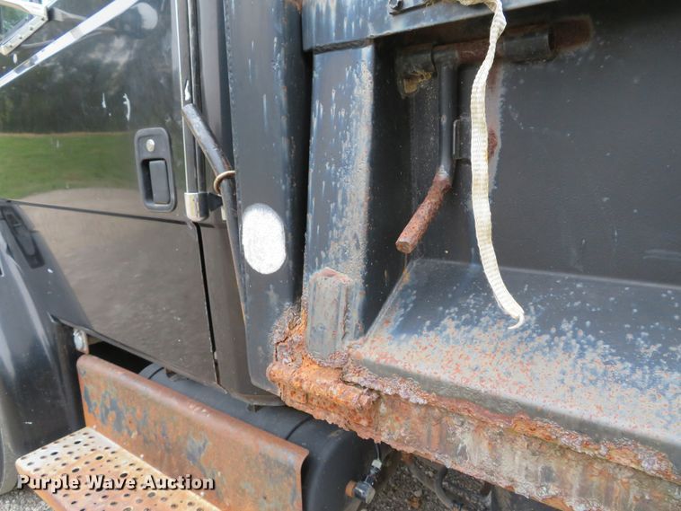 image for item DH1671 2000 Freightliner FL60 dump truck