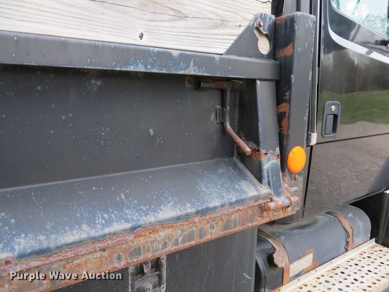 image for item DH1671 2000 Freightliner FL60 dump truck
