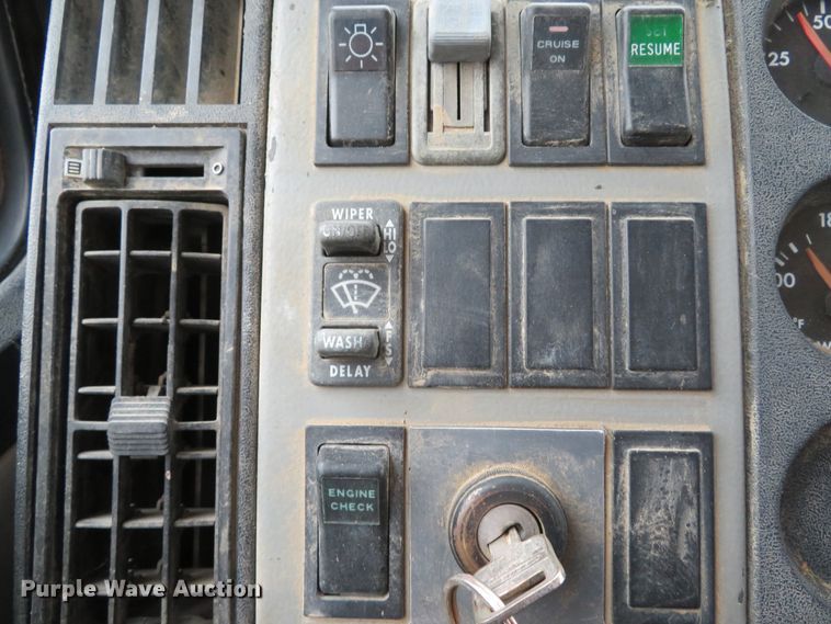 image for item DH1671 2000 Freightliner FL60 dump truck