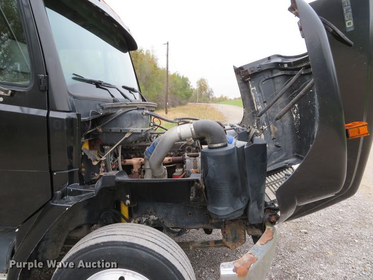 image for item DH1671 2000 Freightliner FL60 dump truck