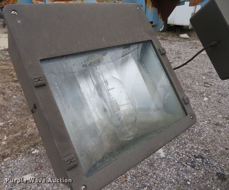 image for item DH1673 2005 Genie TML-4000N light plant