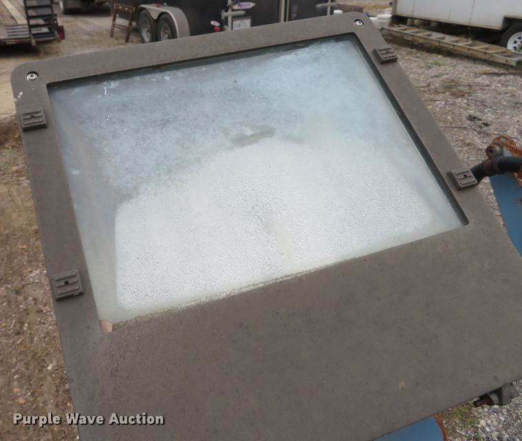 image for item DH1673 2005 Genie TML-4000N light plant