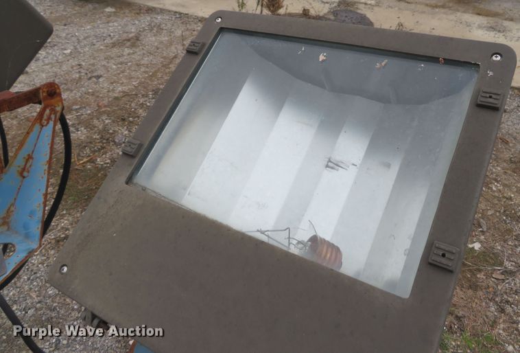 image for item DH1673 2005 Genie TML-4000N light plant