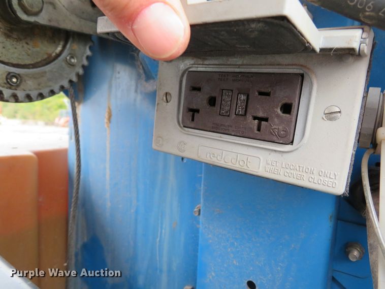 image for item DH1673 2005 Genie TML-4000N light plant