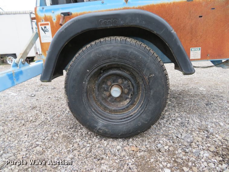 image for item DH1673 2005 Genie TML-4000N light plant