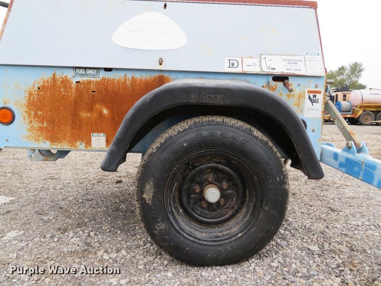 image for item DH1673 2005 Genie TML-4000N light plant